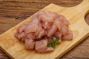 Pişirmek için çiğ tavuk göğsü.