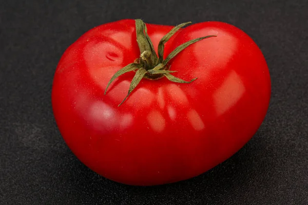 Ώριμη Νόστιμη Κόκκινη Μεγάλη Ντομάτα Πάνω Από Φόντο — Φωτογραφία Αρχείου