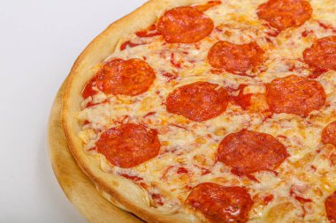 Sosisli ve peynirli İtalyan pizzası.
