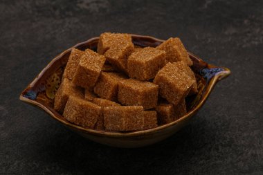 Kahverengi baston şeker yavruları kasede