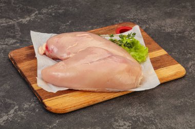 Pişirmek için çiğ tavuk göğsü.