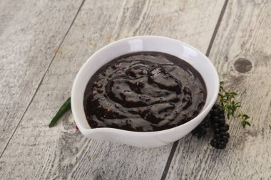 Et için baharatlı karabiber sosu.