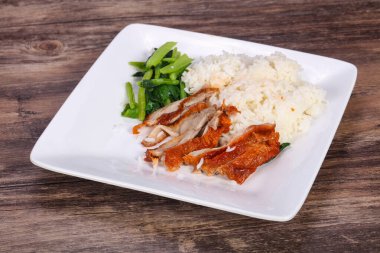 Kavrulmuş ördek göğsü ve otlar ile Pirinç