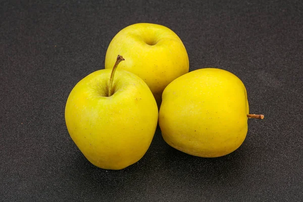 Süße Reife Und Schmackhafte Goldene Äpfel Vor Hintergrund — Stockfoto