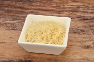 Tabakta çiğ Hint basmati pilavı