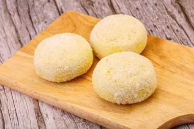 Çiğ patates ezmesi - doldurulmuş patates pirzolası - pişirmek için.