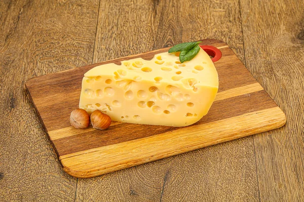 Formaggio Maasdam Triangolo Giallo Latte Con Fori — Foto Stock