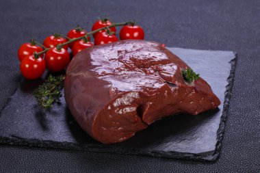 Çiğ domuz ciğeri pişmeye hazır.