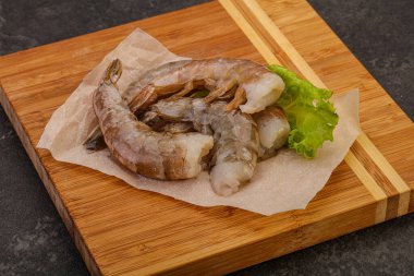 Çiğ kaplan karides yığını yemek için.