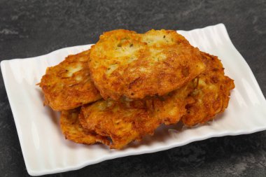 Kavrulmuş birkaç patates gözlemesi kasede