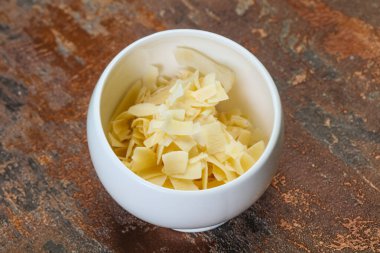 Hindistan cevizi kuru cipsi kasede atıştırmalık.