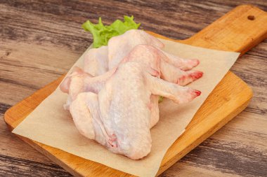 Çiğ tavuk kanatları pişmeye hazır.