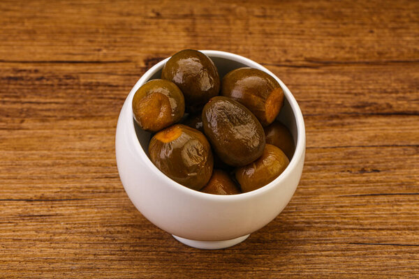 Маринованные фрукты фейхоа в миске