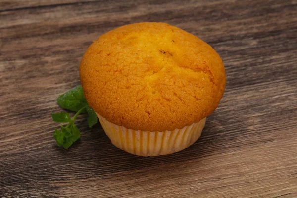 Zoete Smakelijke Muffin Geserveerd Muntblad — Stockfoto