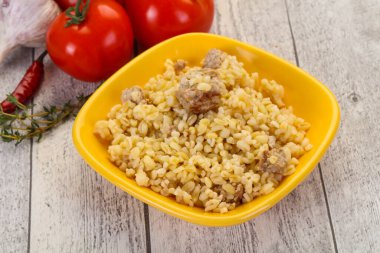 Et ve baharatlı bulgur.