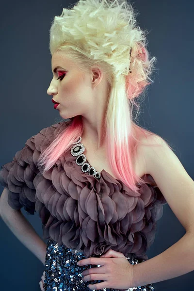 Sarışın Bir Kadın Yaratıcı Saç Güzellik Portre — Stok fotoğraf