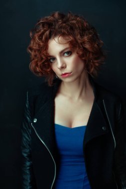 Kıvırcık saçlı güzellik kız closeup portresi.