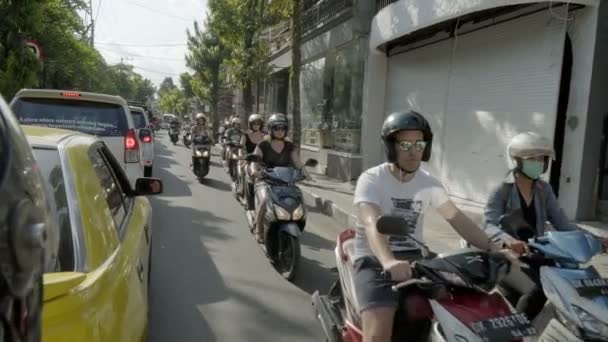 인도네시아 2018 오토바이 자동차 거리를 체증에 카메라 쉐이크 — 비디오
