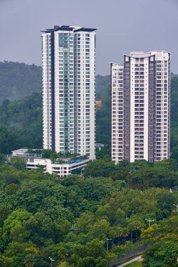 İki condominiums Mont Kiara, Kuala Lumpur, Malezya bulunan. Misty sabah, yeşil orman hills çevresinde