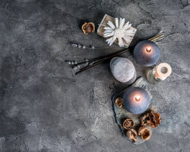 Gri arkaplandaki spa bileşimi, yukarıdan görünüm.