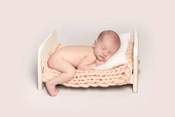 Bambino neonato sdraiato su una piccola culla — Foto Stock