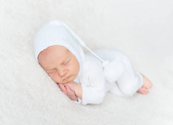 Menino infantil em bodysuit branco — Fotografia de Stock