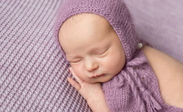 Ładna dziewczynka w fioletowy sweter maski spanie na boku — Zdjęcie stockowe