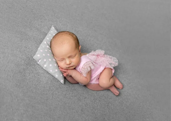 Schöne neugeborene Mädchen in rosa Drees schlafen — Stockfoto
