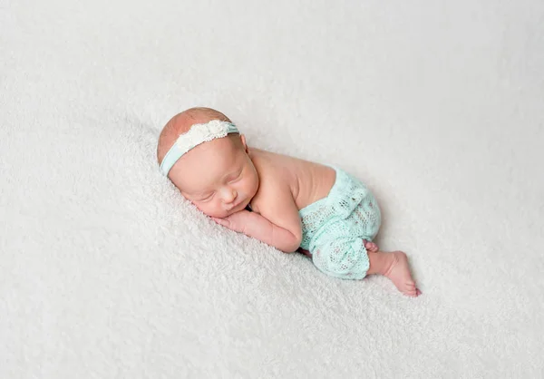 Doce menina recém-nascida abraçando seu brinquedo enquanto dorme — Fotografia de Stock