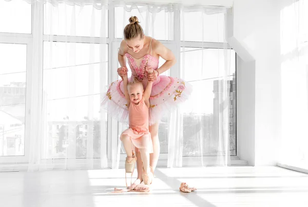 Giovane splendida ballerina con la sua piccola figlia che balla in studio — Foto Stock