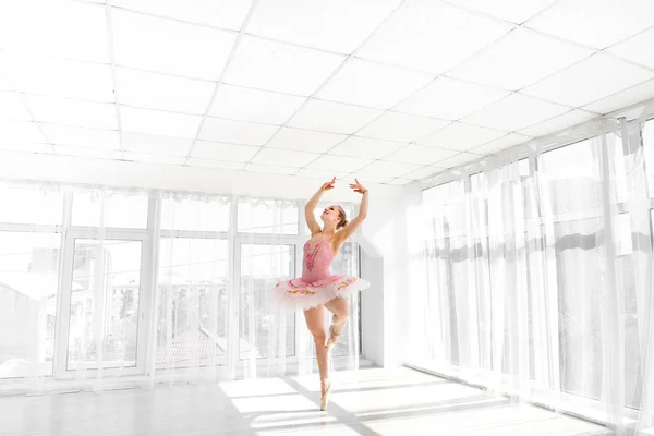 Dançarina de balé feminina elegante em tutu rosa praticando e sorrindo — Fotografia de Stock