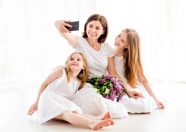 Feliz madre con sus hermosas niñas haciendo selfie —  Fotos de Stock