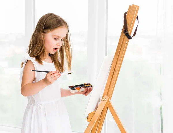 Bir resim boyama sürpriz küçük kız portresi — Stok fotoğraf