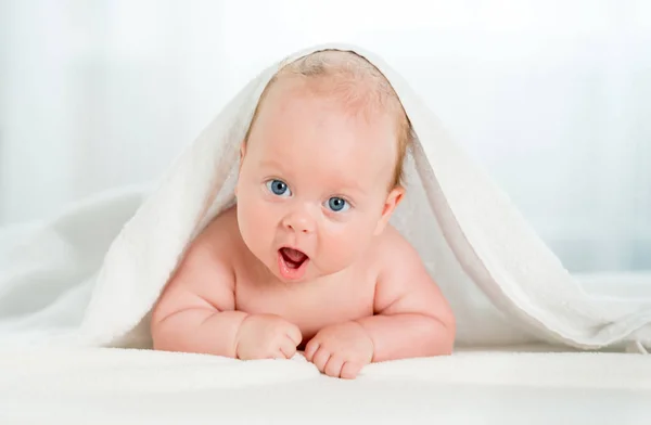 Yeni doğan bebek beyaz havlu altında — Stok fotoğraf