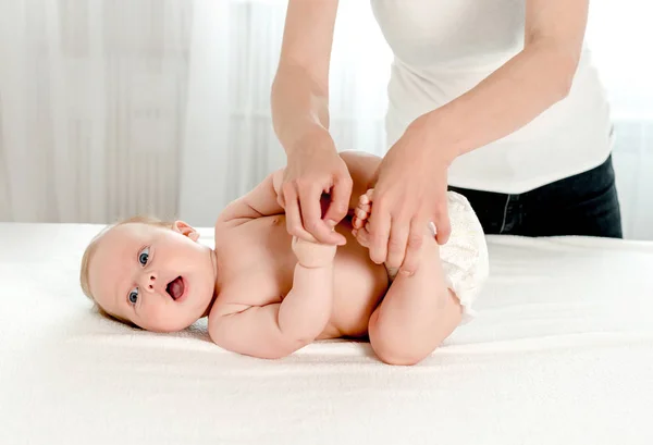 Mère massant son bébé — Photo