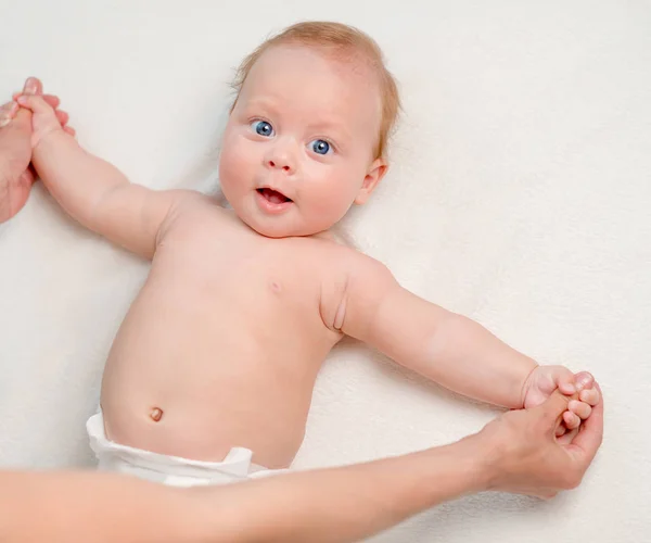 Anya csinál test masszázs vagy torna az újszülött — Stock Fotó