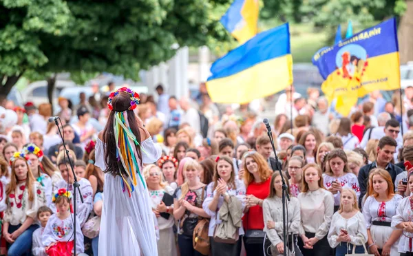 Menschen feiern Wyschywanka-Tag, Charkiw, Ukraine — Stockfoto
