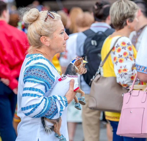 Люди святкують день вишиванка, Харків, Україна — стокове фото