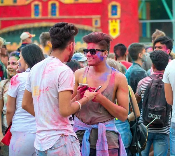 People celebrating Holi color festival in Kharkiv, Ukraine. — Stock Photo, Image