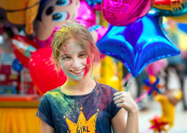 Οι άνθρωποι γιορτάζουν Holi Φεστιβάλ χρώμα στο Χάρκοβο, Ουκρανία. — Φωτογραφία Αρχείου
