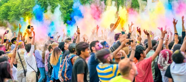 People celebrating Holi color festival in Kharkiv, Ukraine. — Stock Photo, Image