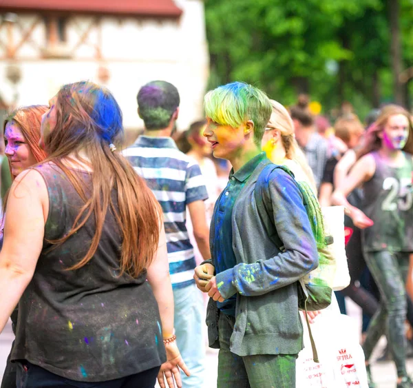 People celebrating Holi color festival in Kharkiv, Ukraine. — Stock Photo, Image