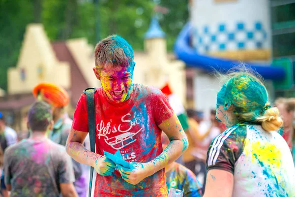 People celebrating Holi color festival in Kharkiv, Ukraine. — Stock Photo, Image