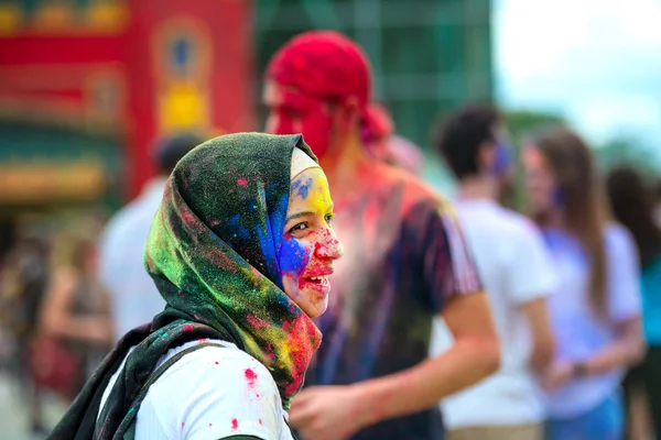 People celebrating Holi color festival in Kharkiv, Ukraine. — Stock Photo, Image