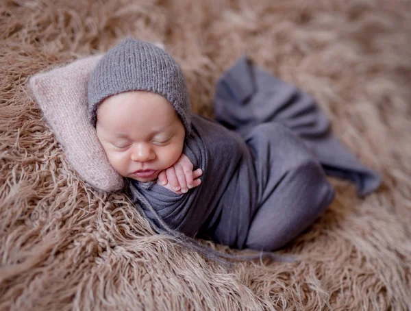 Pasgeboren babyjongen slapen — Stockfoto