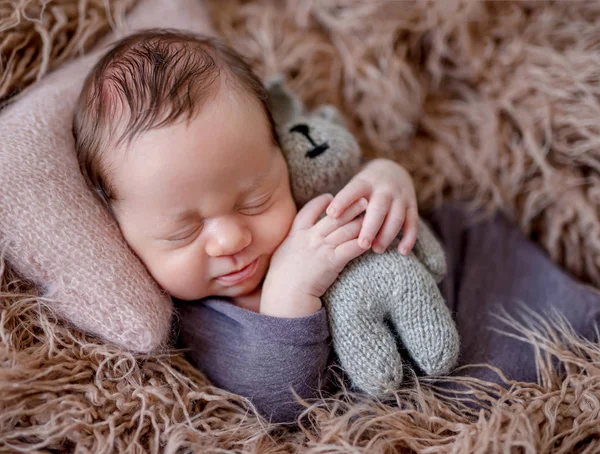 生まれたばかりの赤ちゃんの男の子の睡眠 — ストック写真