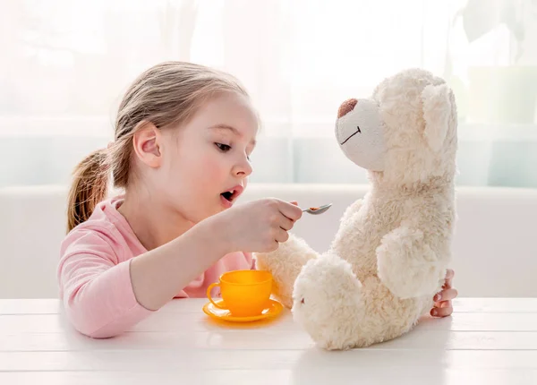 Χαριτωμένο μικρό κορίτσι σίτιση παιχνίδι αρκουδάκι — Φωτογραφία Αρχείου