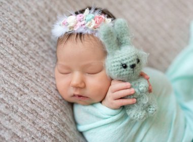 Uyuyan yeni doğmuş bebek