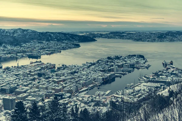 Panoramisch uitzicht vanaf de observatie dek op Bergen — Stockfoto