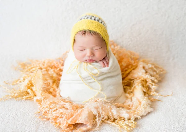 Dormir niña recién nacida —  Fotos de Stock